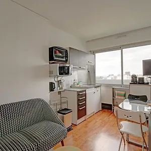 Pour 4 Personnes Proche Des Buttes Chaumont , Paris France
